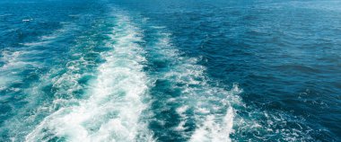 Mavi denizde, Panorama deniz manzarasında sürat teknesinden dalga izleri.