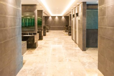 Umumi tuvalet tuvaleti. İçi tuvalet dolu.