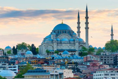 İstanbul 'da gün batımında Ayasofya Camii. İstanbul 'da akşam dönümü