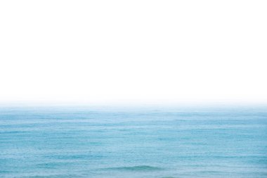 Mavi deniz suyu panoraması beyaz arkaplanda izole edildi