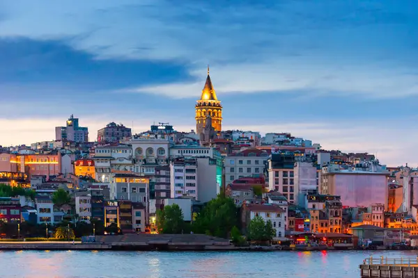 İstanbul 'da gece yarısı Galata Kulesi. İstanbul gece kenti