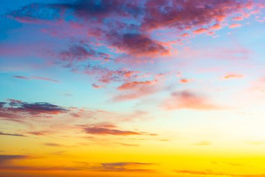 Gün batımı gökyüzü ve günbatımı bulutları, dramatik gün batımı