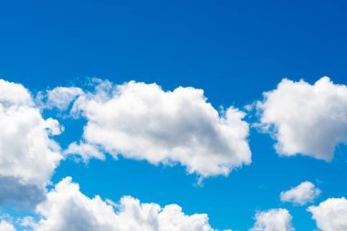 Mavi gökyüzünde bulutlar, beyaz bulut ve gökyüzü arkaplanı