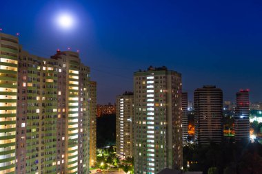 Gece şehir, gece binaları ve gece ışığı olan şehir gece caddesi. Kyiv şehri, Ukrayna