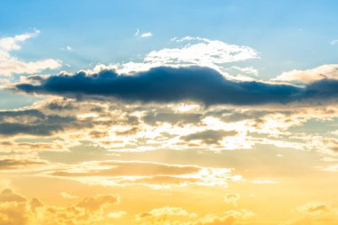 Güneş ve günbatımı bulutlarıyla günbatımı arkaplanı