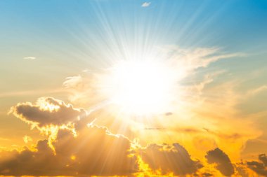 Güneş ve günbatımı bulutlarıyla günbatımı arkaplanı