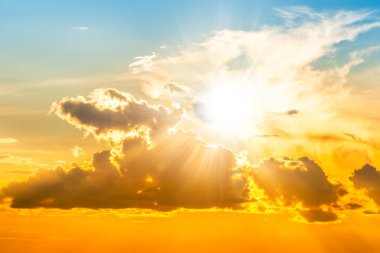 Güneş ve günbatımı bulutlarıyla günbatımı arkaplanı