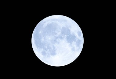 Dolunay gece siyah gökyüzünde, mavi ay gece gökyüzünde izole.