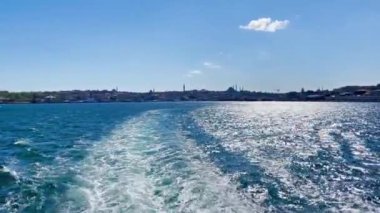 Denizden İstanbul 'a. Mavi denizdeki sürat teknesinden dalga izleri. 4K video klibi