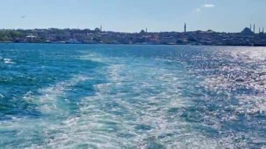Denizden İstanbul 'a. Mavi denizdeki sürat teknesinden dalga izleri. 4K video klibi