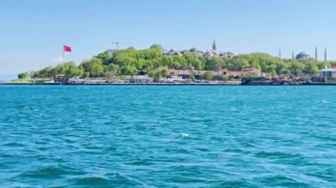 Denizden İstanbul 'a. Mavi denizdeki sürat teknesinden dalga izleri. 4K video klibi