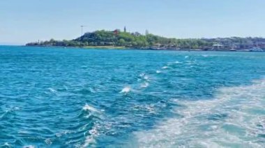 Denizden İstanbul 'a. Mavi denizdeki sürat teknesinden dalga izleri. 4K video klibi
