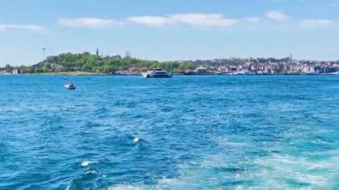 Denizden İstanbul 'a. Mavi denizdeki sürat teknesinden dalga izleri. 4K video klibi