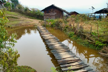 Himalayalar 'da köprüsü ve gölü olan eski ahşap bir Kızılderili evi. Sikkim, Hindistan