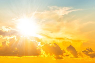 Güneş ve günbatımı bulutlarıyla günbatımı arkaplanı