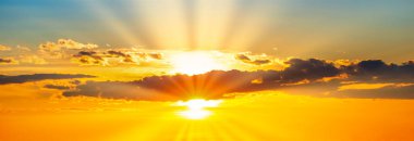 Günbatımı dramatik gökyüzü arkaplanı güneş ve günbatımı bulutlarıyla