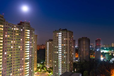 Gece şehir, gece binaları ve gece ışığı olan şehir gece caddesi. Kyiv şehri, Ukrayna