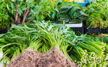 Asyalı yeşil kuşkonmaz ve sebzelerle dolu bir tezgah. Tayland taze bakkaliye