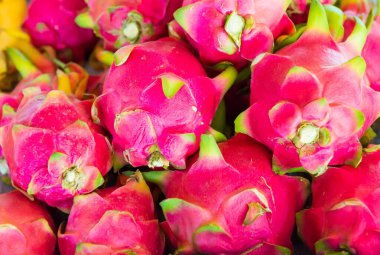 Meyve pazarında ejderha meyvesi veya pitaya