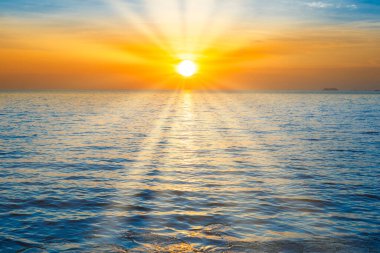 Gün batımında gün batımında güneş bulutlarda