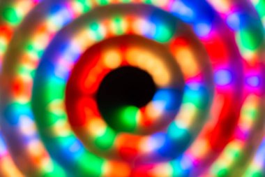Spiral çemberdeki soyut renkli ışıklar, soyut tatil arka planı