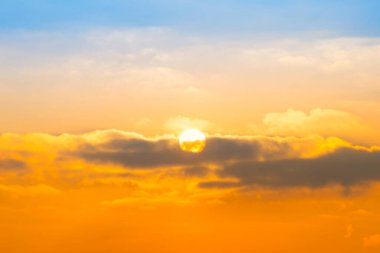 Günbatımı gökyüzü, güneş ve günbatımı bulutları, günbatımı arka plan