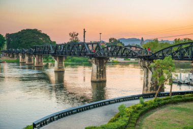 Kwai Nehri, Kanchanaburi, Tayland üzerinde demiryolu köprüsü olan gün batımı manzarası