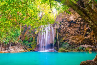 Güzel şelalesi, zümrüt gölü ve orman ormanında yeşil ağacı olan tropik bir manzara. Erawan Ulusal Parkı, Kanchanaburi, Tayland