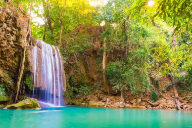Güzel şelaleli tropikal manzara, yeşil yapraklı ve akan suyla vahşi yağmur ormanı. Erawan Ulusal Parkı, Kanchanaburi, Tayland