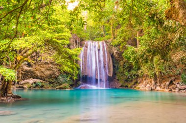 Yeşil tropikal orman ormanında güzel bir şelale ve zümrüt göl. Erawan Ulusal Parkı, Kanchanaburi, Tayland