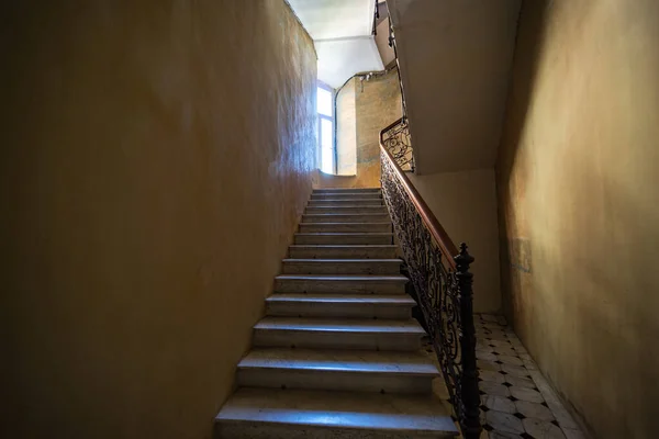 Interior Hall Entrada Com Escadaria Esculpida Antigas Maisons Centro Tbilisi — Fotografia de Stock