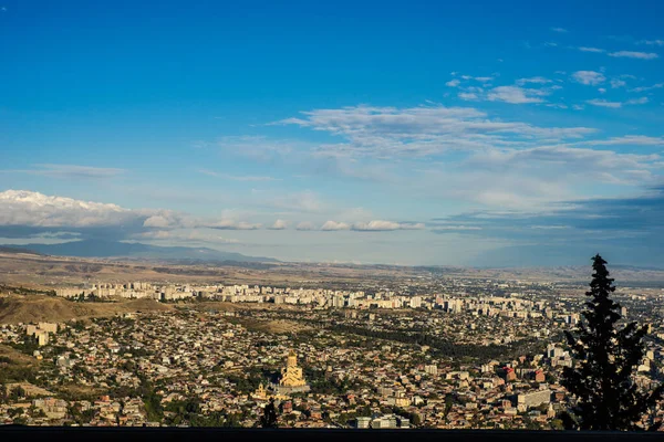 Mtatsminda Tepesinden Tiflis Şehri Manzarası — Stok fotoğraf