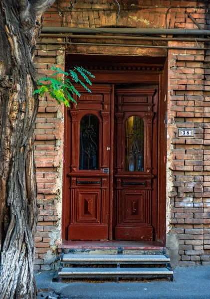 Stare Drzwi Zakrzywionym Żelazem Starej Tbilisi Stolicy Gruzji — Zdjęcie stockowe