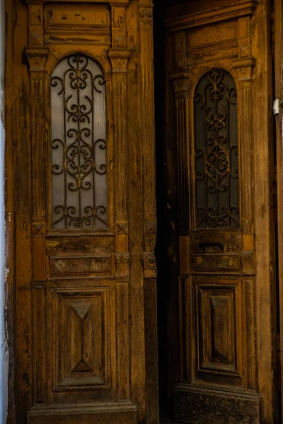 Vintage Tür Mit Gebogenem Eisen Der Altstadt Von Tiflis Hauptstadt — Stockfoto