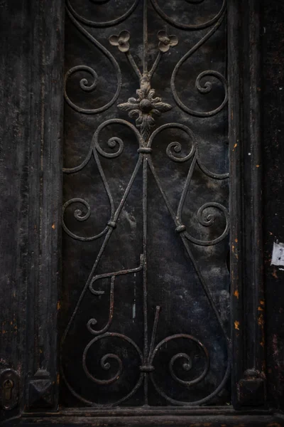 Двері Вигнутим Залізом Старому Тбілісі Столиці Грузії — стокове фото