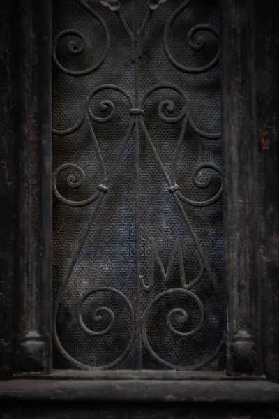 Винтажная Дверь Изогнутым Железом Старом Тбилиси Столице Грузии — стоковое фото