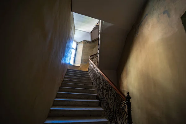 Intérieur Hall Entrée Avec Escalier Sculpté Dans Vieilles Maisons Centre — Photo