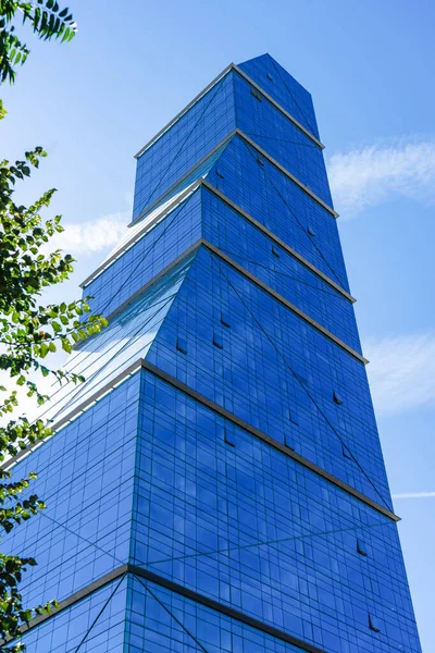 第比利斯市中心蓝天背景的玻璃摩天大楼 — 图库照片