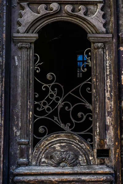 ジョージアの首都トビリシの旧市街で鉄の装飾を彫る古いドア — ストック写真