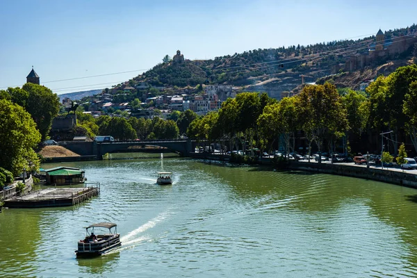 Csónakok Mtikvari Folyón Tbilisziben Kora Ősszel Tbiliszoba Ünnepség Alatt 2022 — Stock Fotó