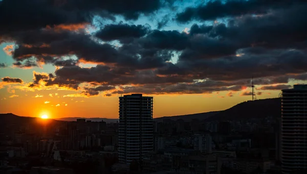 Tbilisi Centrum Miasta Czasie Wschodu Słońca Dramatycznym Widokiem Niebo — Zdjęcie stockowe