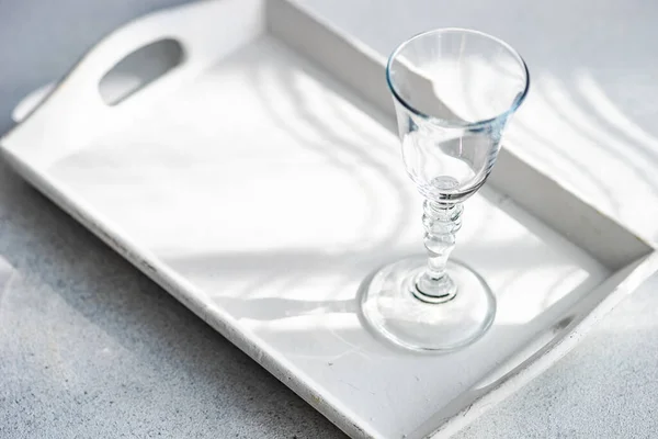 Güneşli Bir Günde Beyaz Arkaplanda Boş Kokteyl Bardağı — Stok fotoğraf
