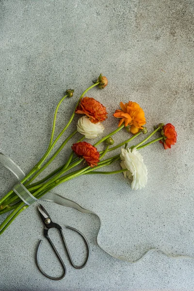 コンクリートの背景にリボンと花束の蘭の花 — ストック写真