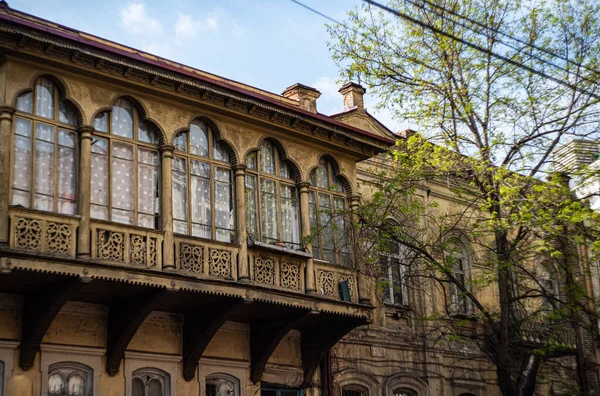 Традиционная Архитектура Старого Тбилиси Вырезанием Деревянных Балконов Весной — стоковое фото