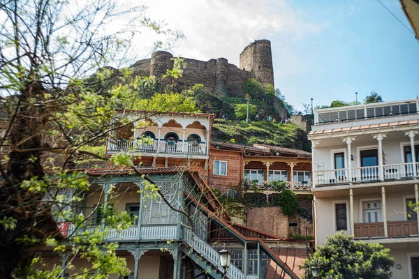 Tradycyjna Architektura Starego Tbilisi Rzeźbieniem Drewnianych Balkonów Wiosenny Dzień — Zdjęcie stockowe