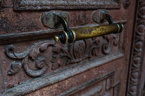 Staré Dřevěné Dveře Kovovou Rukojetí Centru Města Tbilisi — Stock fotografie