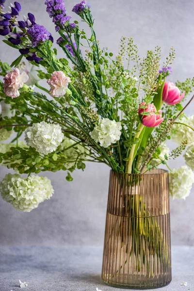 Wiosenny Bukiet Kwiatów Jako Prezent Wakacje Zdjęcie Stockowe