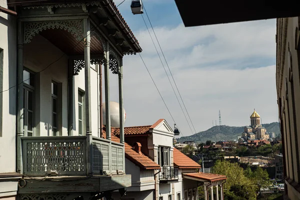 Tradycyjne Balkony Rzeźbiarskie Starego Tbilisi Sameba Widok Katedry Kala — Zdjęcie stockowe
