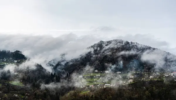 Malá Vesnička Přilehlém Horském Regionu Gruzie Mlhavém Dni — Stock fotografie