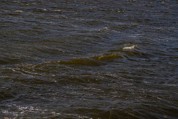 风暴期间湖面上的波浪 — 图库照片